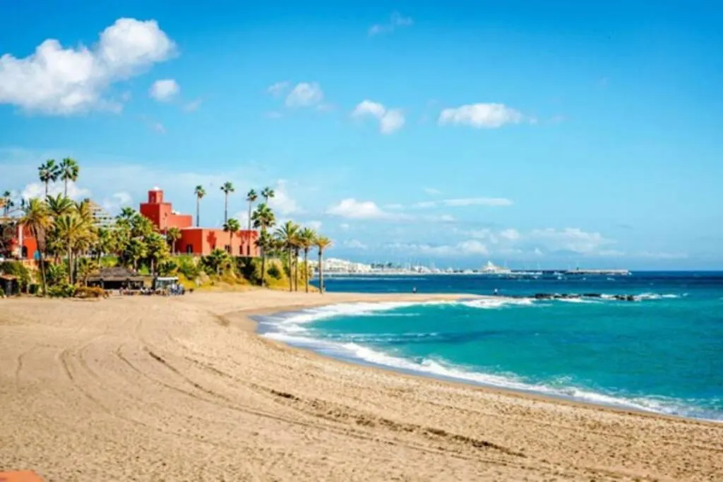 Hermoso alquiler -Piscina - Playa - campo de Golf Apartamento